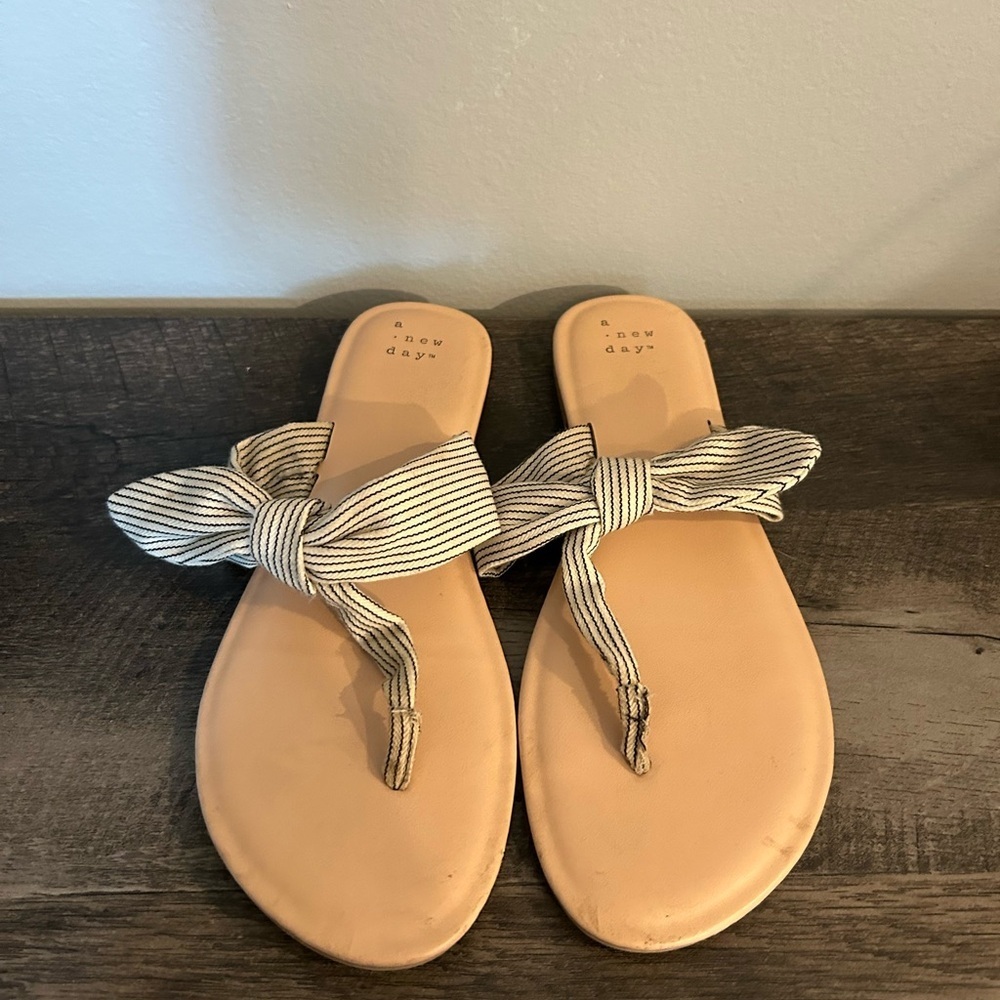 A New Day Women's 8.5 Sandals Flip Flop Hannah Knotted Striped Bow Sandals - Picture 2 of 3